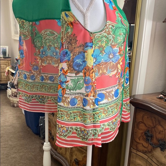 🎉SALE🎉Pink Graphic Blouse with Mandarin Collar - Picture 3 of 9